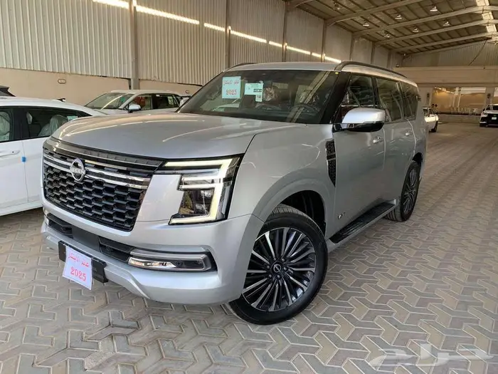 نيسان باترول بلاتنيوم 2025 - خليجي - فضي داخل احمر 0