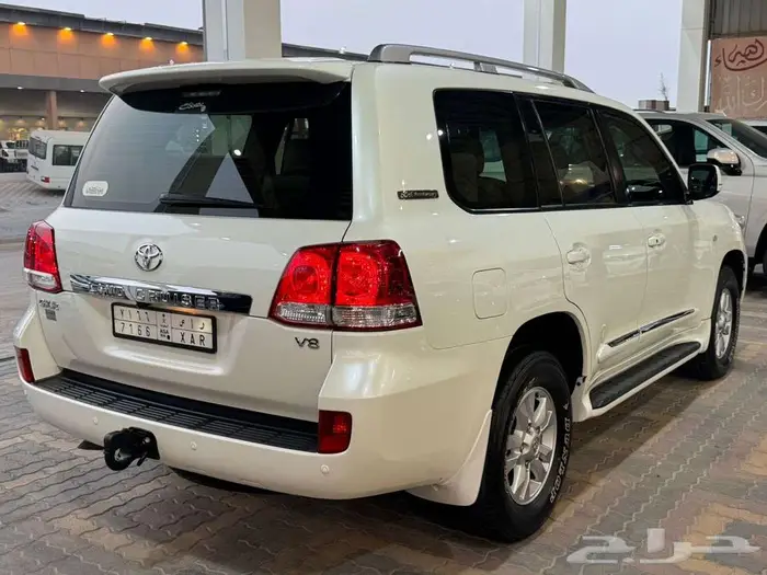 للبيع لاندكروزر GXR-3 2011 فل ابشن سعودي فئة 60 عام 15