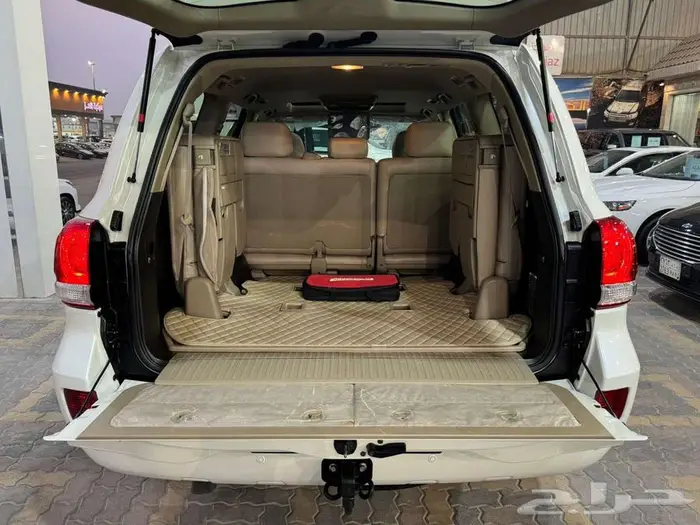 للبيع لاندكروزر GXR-3 2011 فل ابشن سعودي فئة 60 عام 75