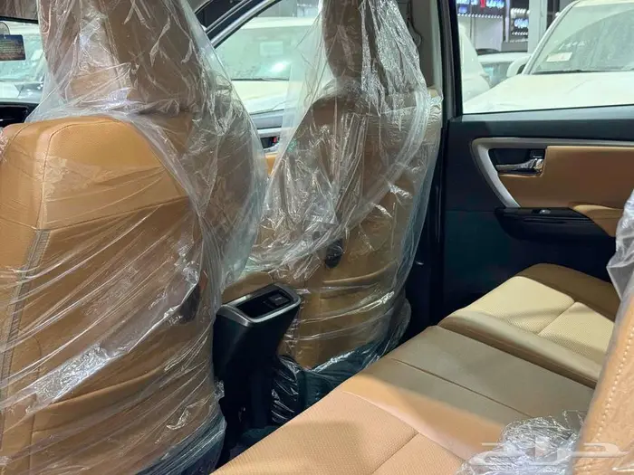 فورتشنر 6 سلندر 2025 بنزين (عليها ملاحظة خفيفة) بطاقة جمركية 42