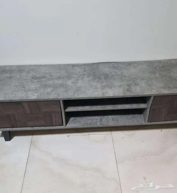 طاولة تلفزيون اخت الجديده استخدام لمدة بسيطه150ريال 1