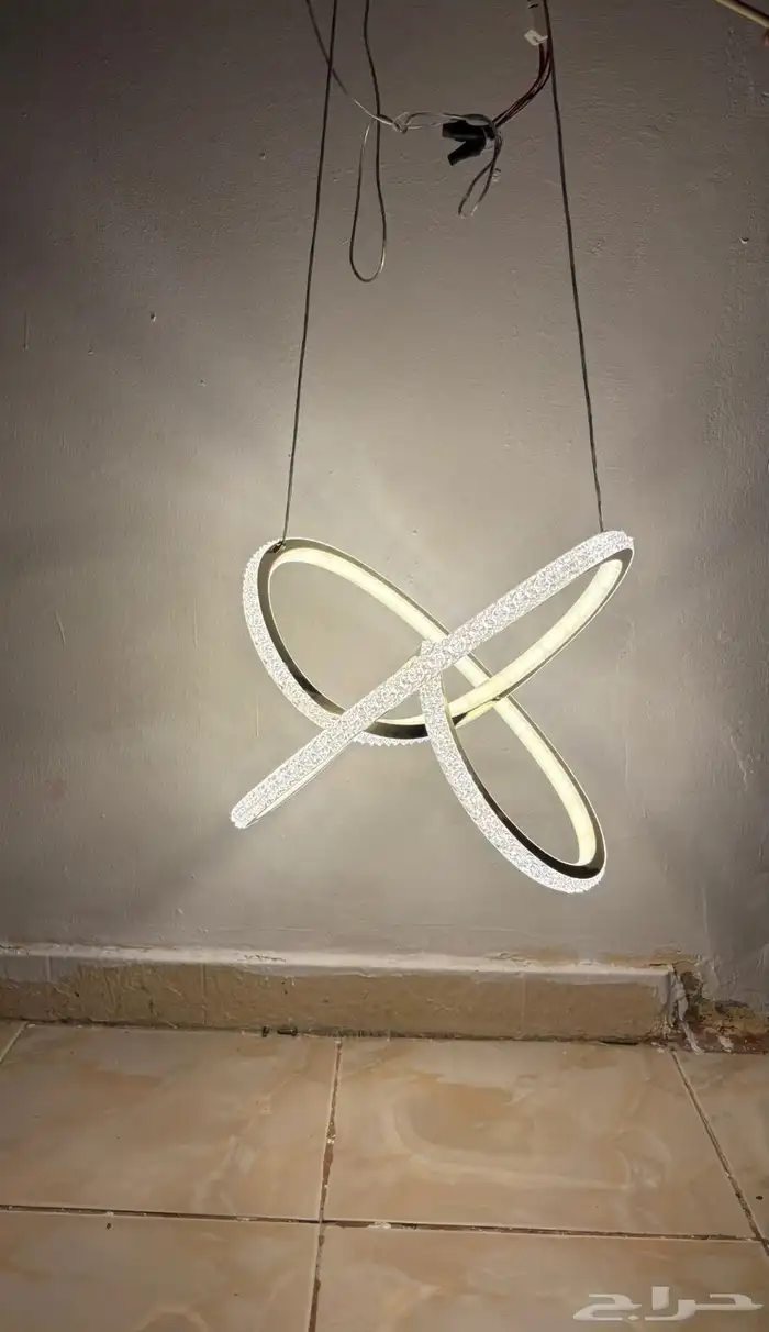 لمبه كبيره فخمه اضاءه قويه ب 100 ريال والثانيه مجانا 1