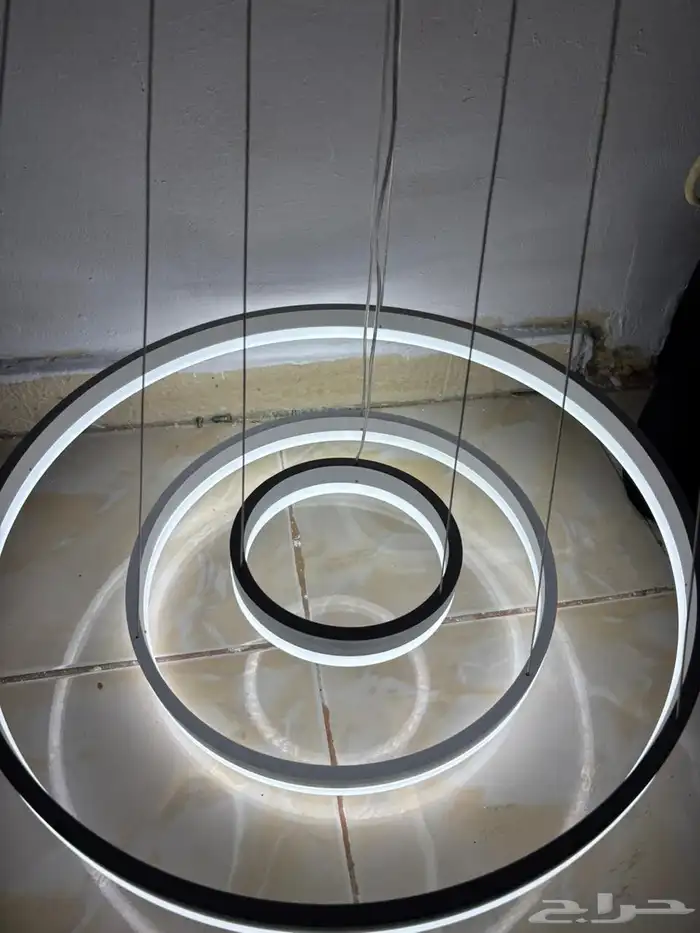 لمبه كبيره فخمه اضاءه قويه ب 100 ريال والثانيه مجانا 0