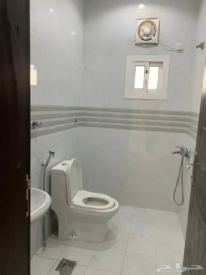 شقة للأيجار ملحق 3 غرف في القرينية ب 22000 4