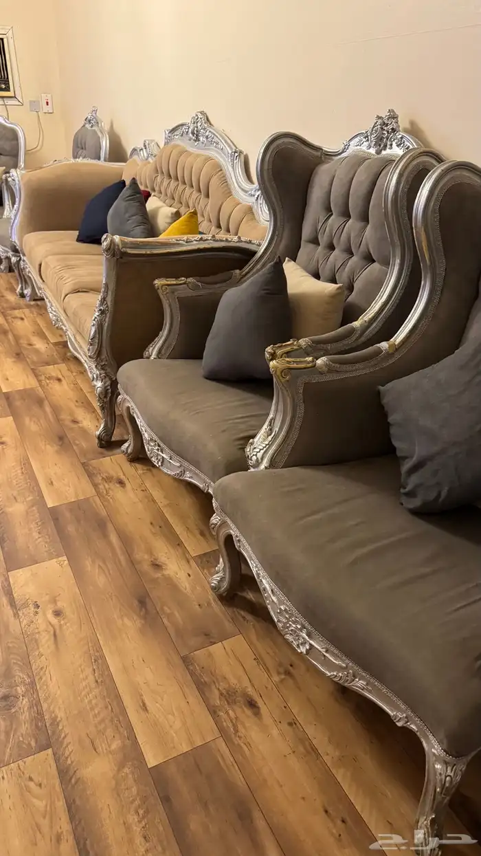 كنب للبيع مع الستارة والطاولة والسجاد 0