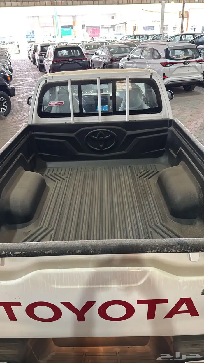 تويوتا هايلوكس فئة GLX غمارة بنزين 2025 11