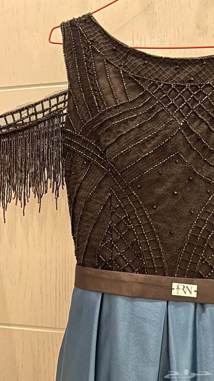 فستان مصممة للبيع ملبوس مره وحده فقط 3