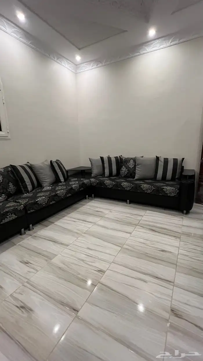 كنب مع ستارتين وطاولات نفس اللون 0