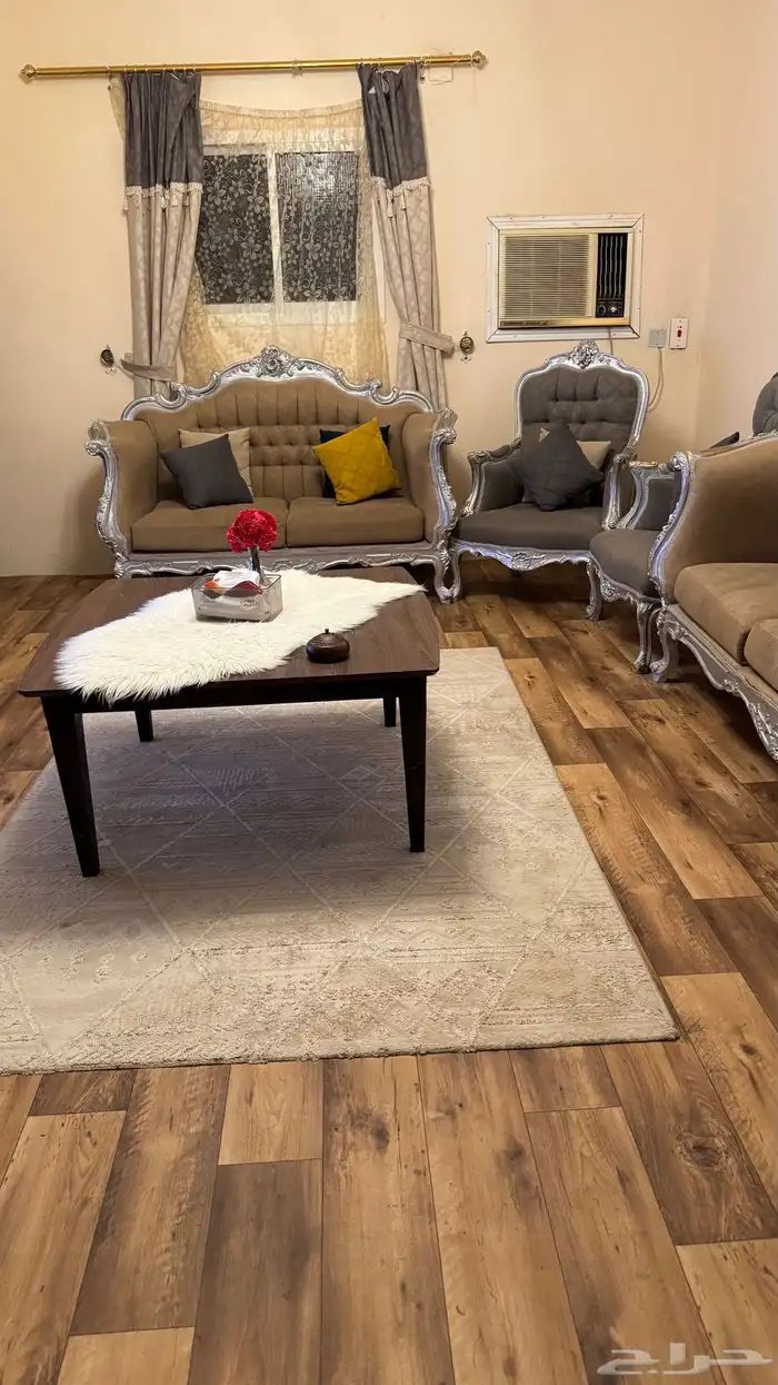 كنب للبيع مع الستارة والطاولة والسجاد 1