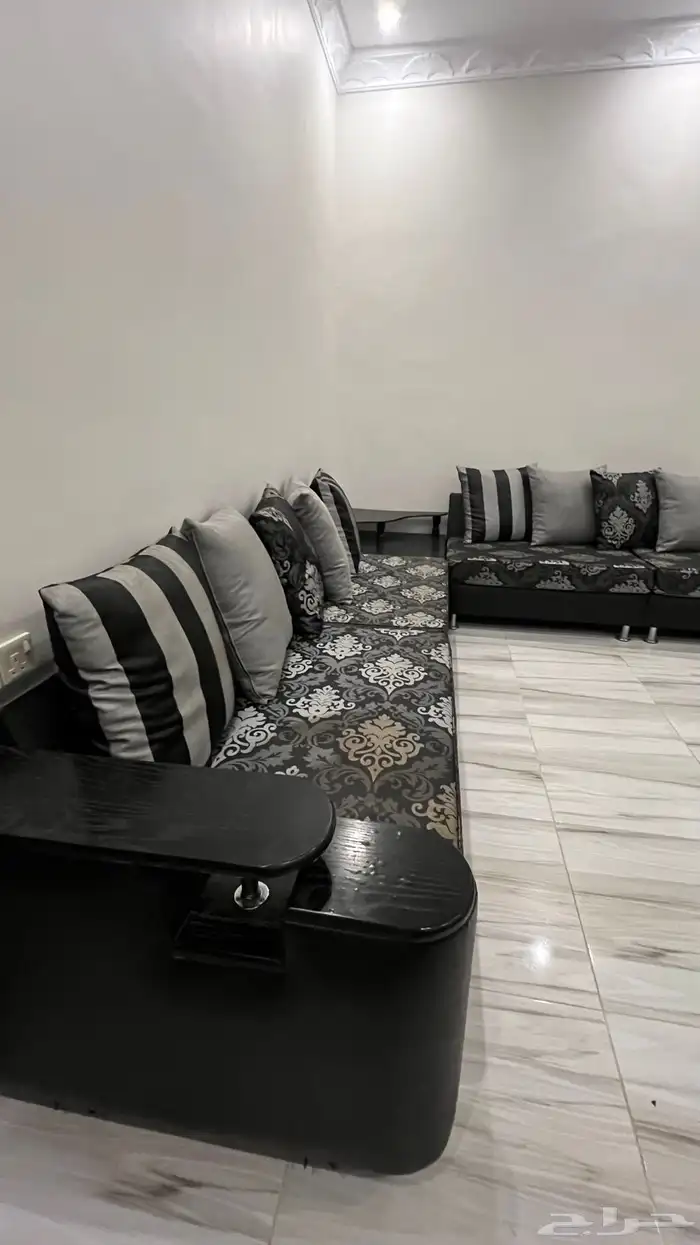 كنب مع ستارتين وطاولات نفس اللون 2