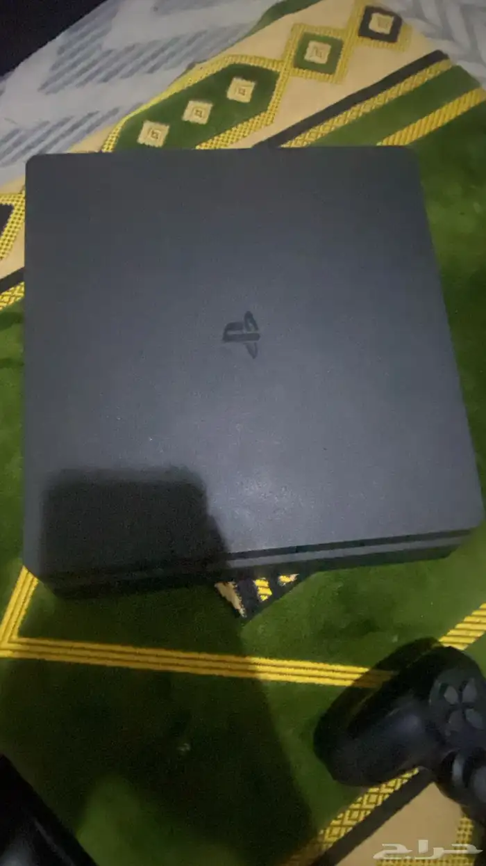 بيع بلاستيشن 4 مهكر سليم نظيف استعمال خفيف مع درعين سوني 4