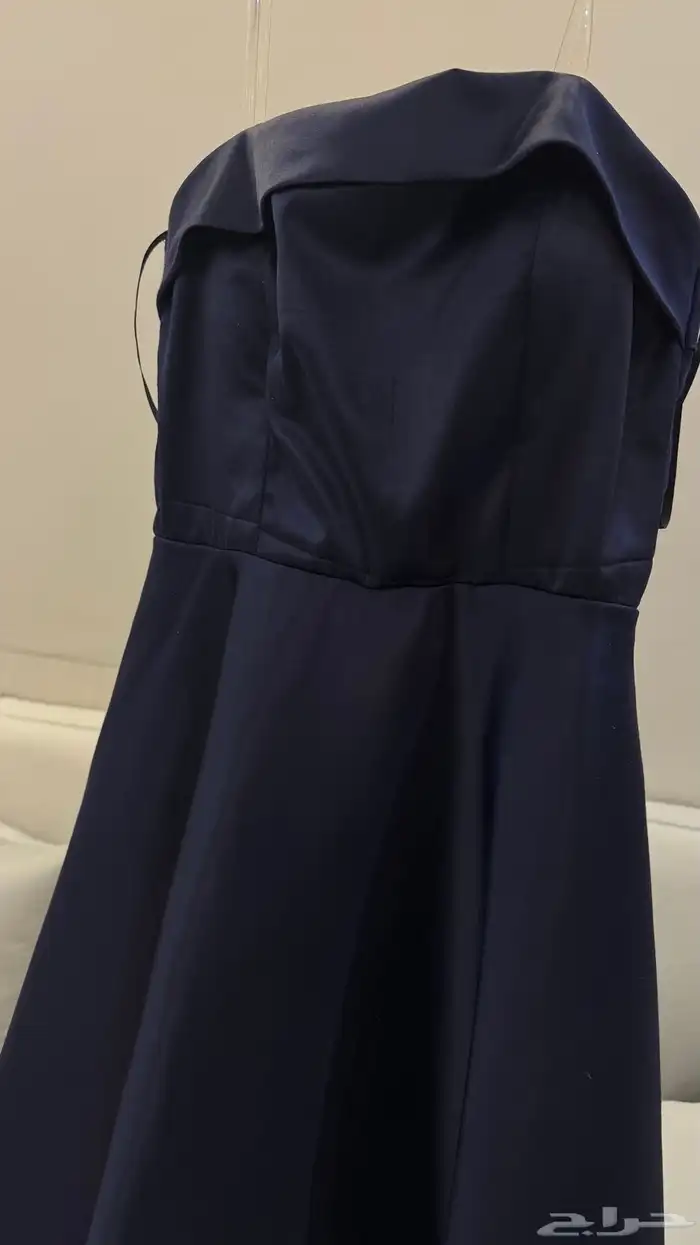 هذا الفستان نظيف والله ومالبسته الا مرتين واحد من الاكمام م 0