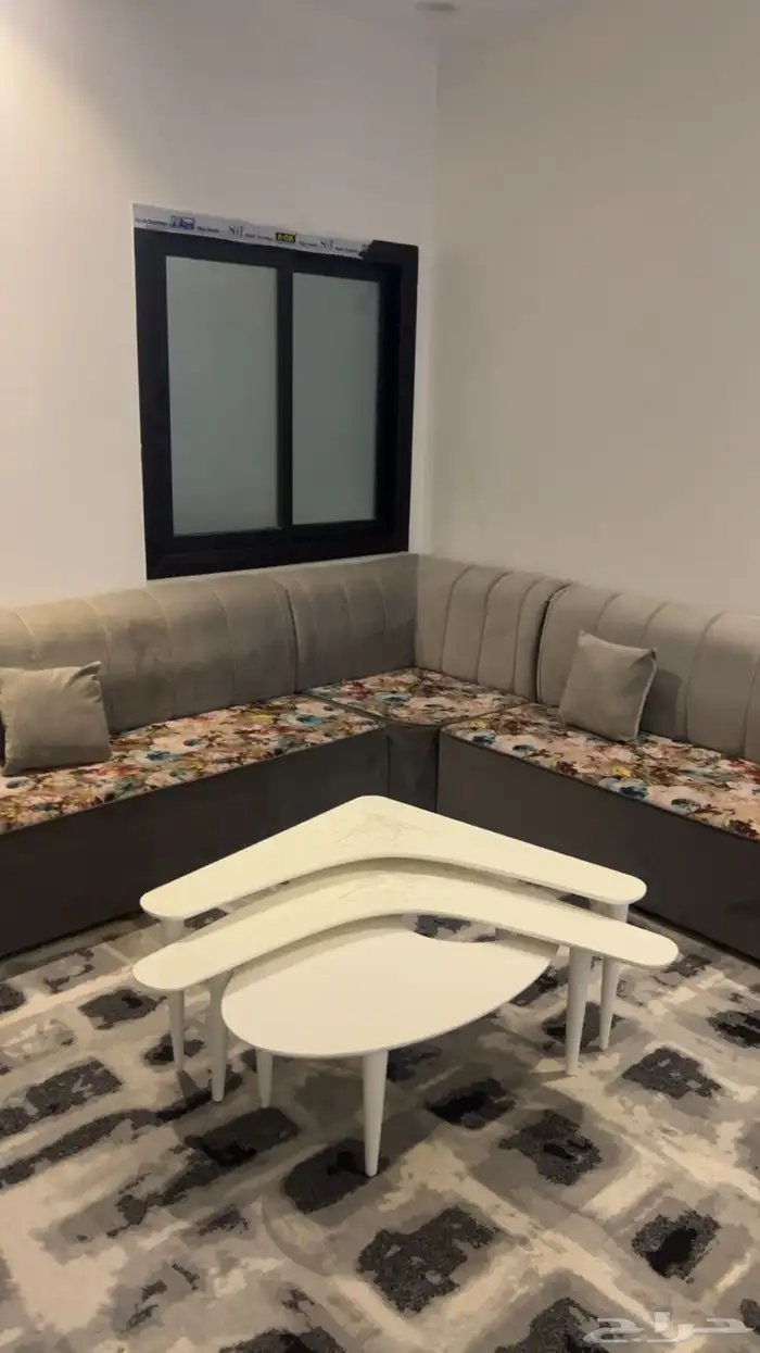 كنب صاله 4 مع الطاولات نظيف سبب البيع نقلت ولا جاء ف الصاله 3