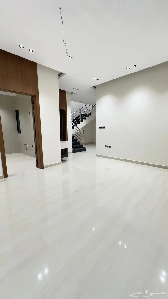 للبيع شقه دبلكس حي احد مساحه 230متر 9