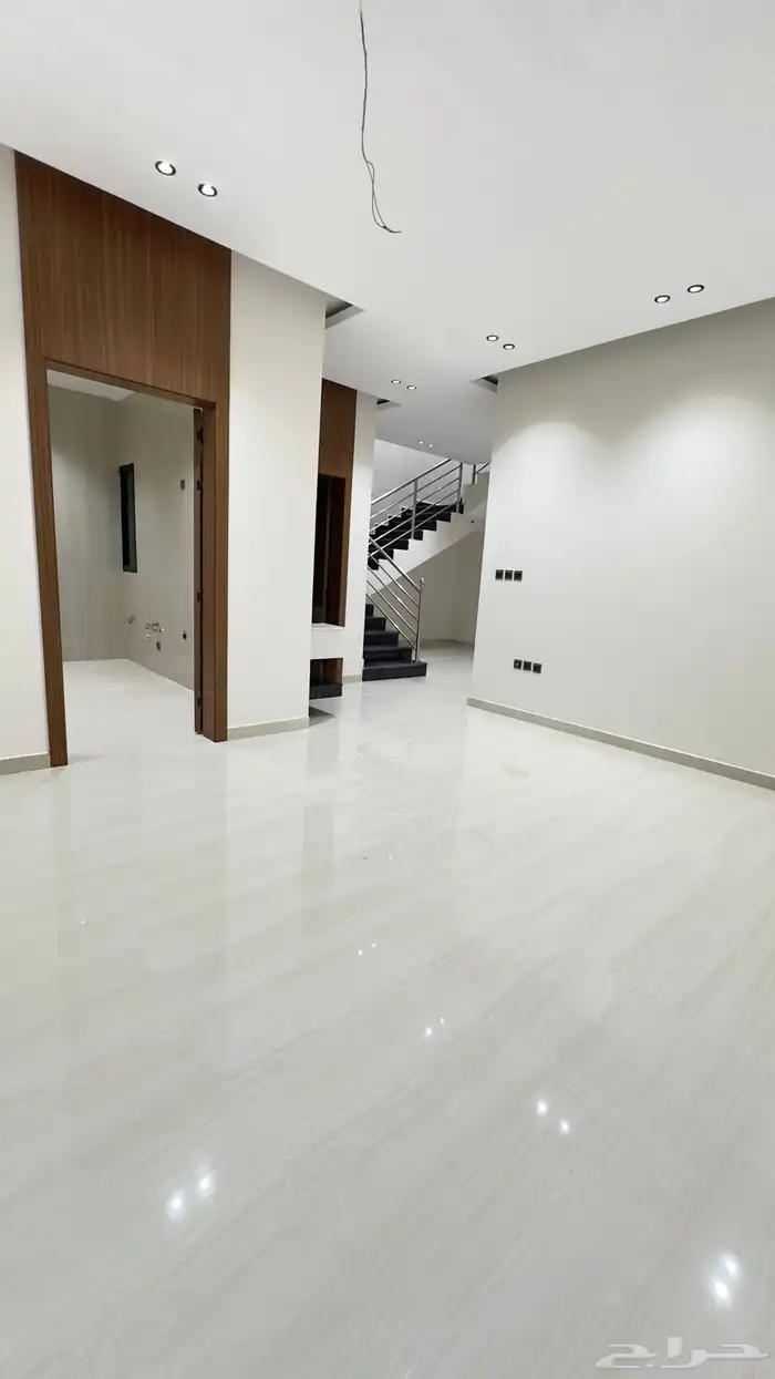 للبيع شقه دبلكس حي احد مساحه 230متر 8