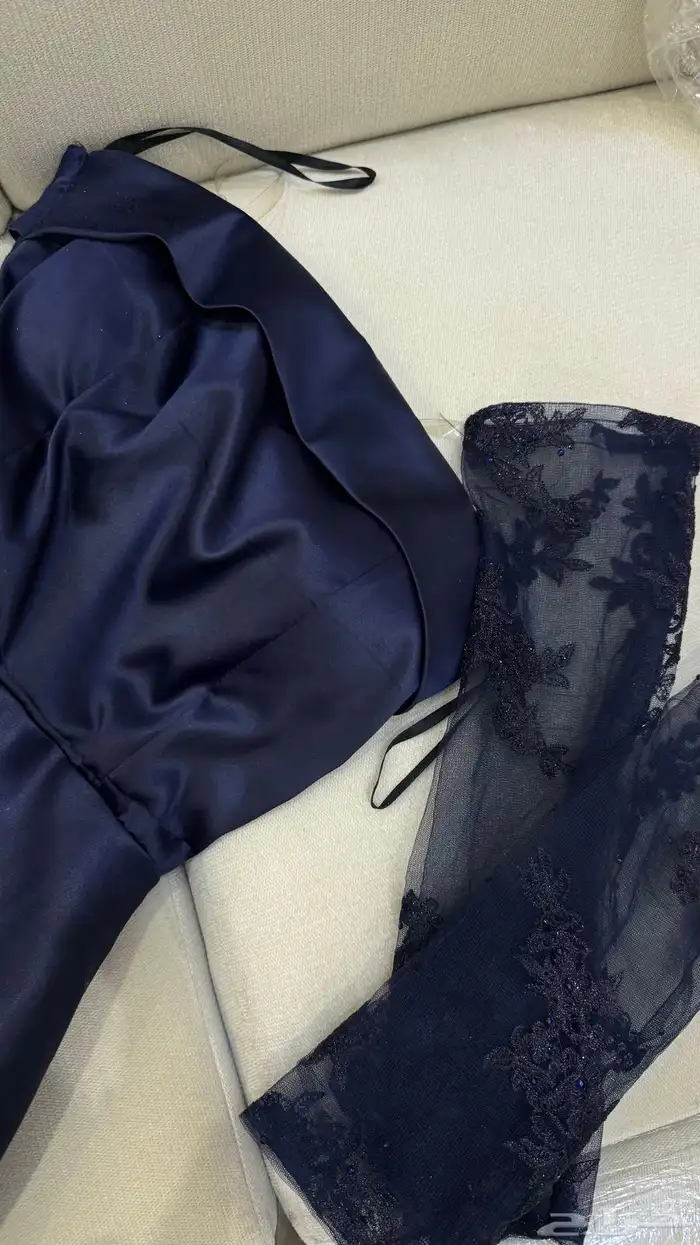 هذا الفستان نظيف والله ومالبسته الا مرتين واحد من الاكمام م 1