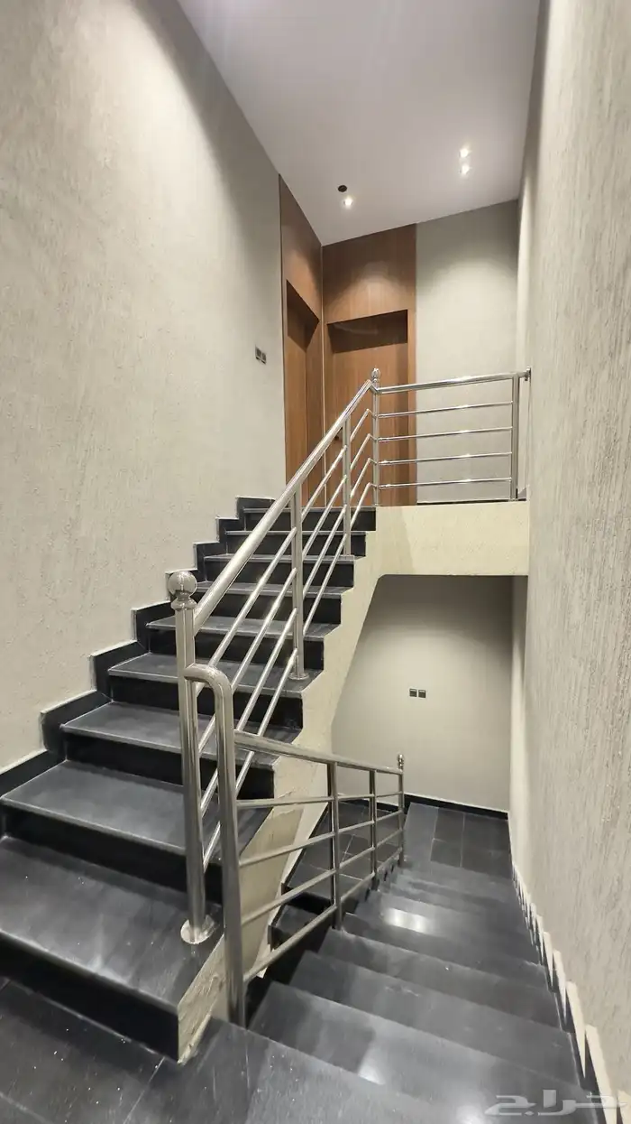 للبيع شقه دبلكس حي احد مساحه 230متر 0