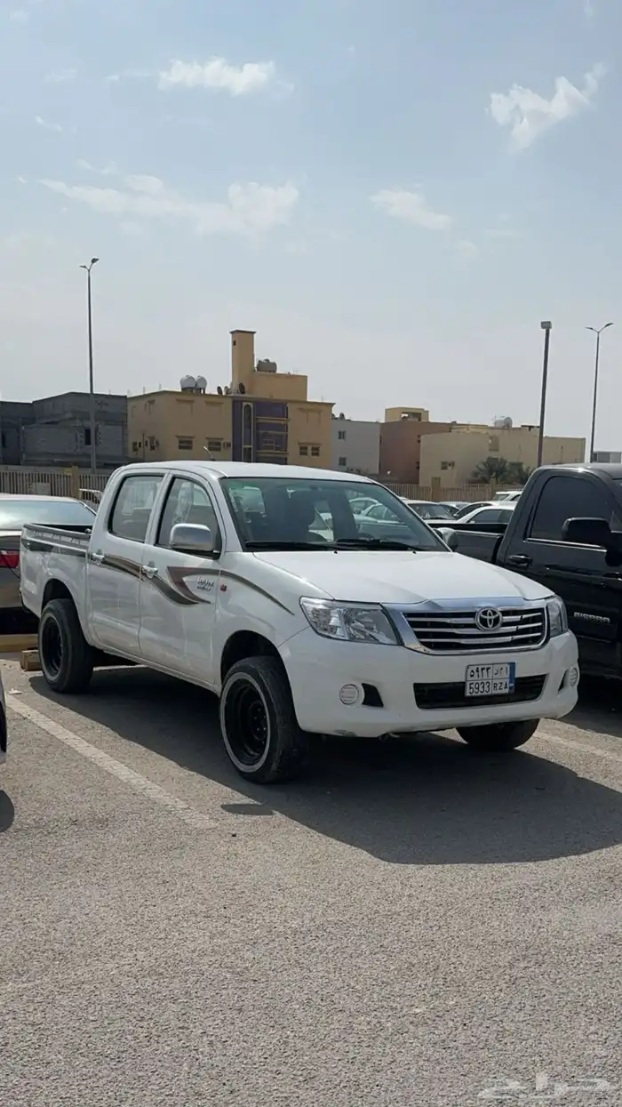 للبيع جنوط مع كفرات هايلكس عريض ب 550 0