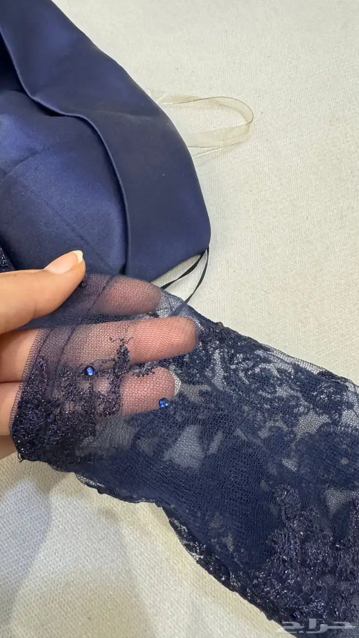 هذا الفستان نظيف والله ومالبسته الا مرتين واحد من الاكمام م 3