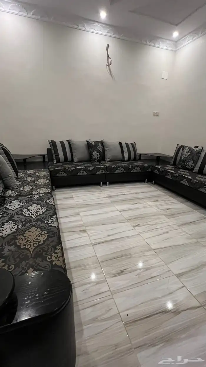 كنب مع ستارتين وطاولات نفس اللون 1