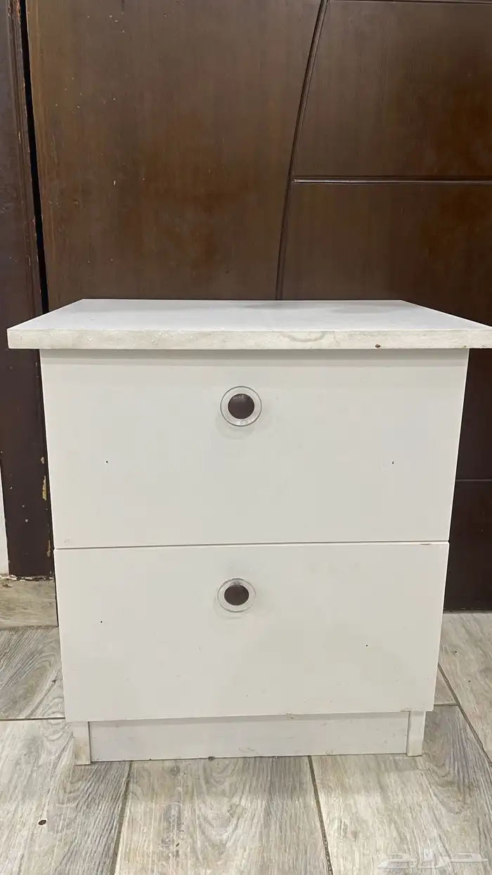 كومودينه بيضاء فيها درجين 0