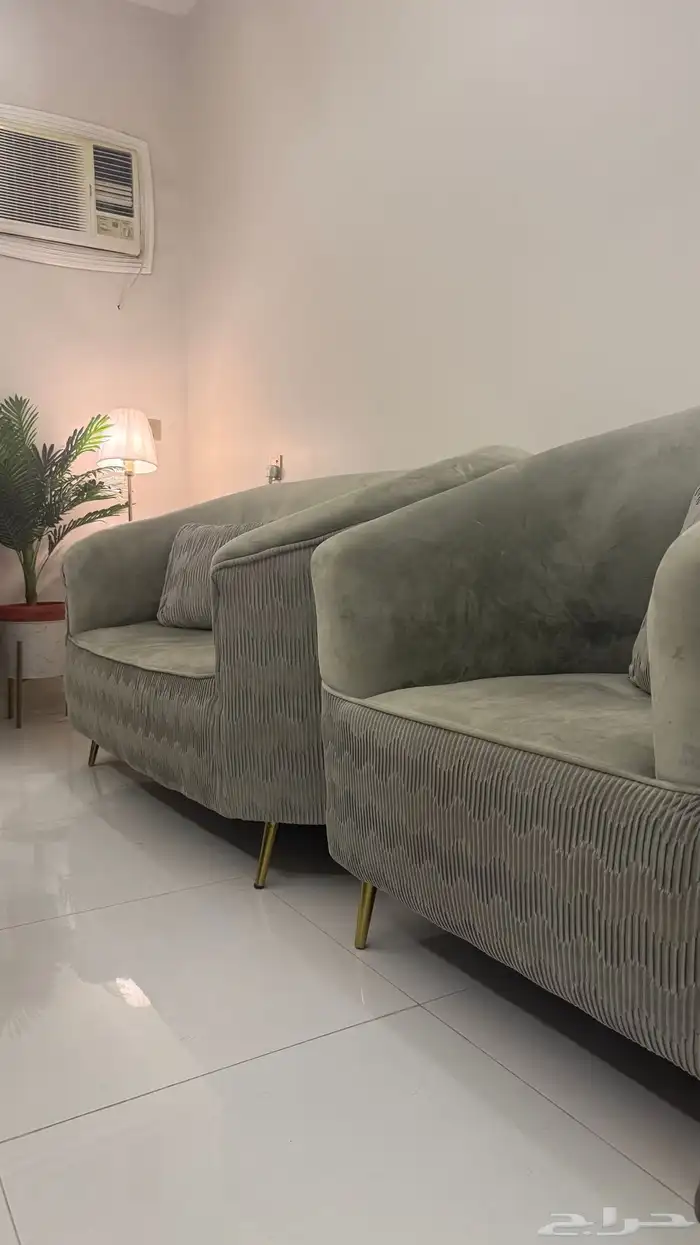 للبيع جلسه كنب و الطاوله اربع خدمات 1