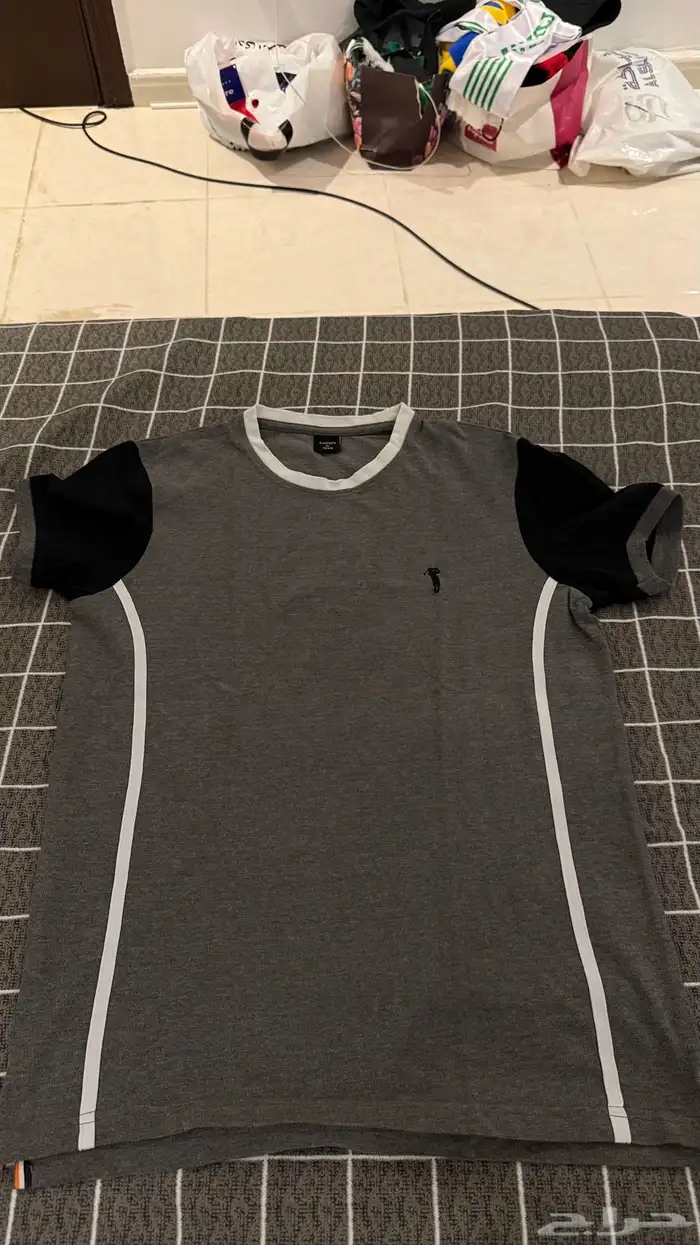 تيشيرت رصاصي مستعمل مقاس M 0