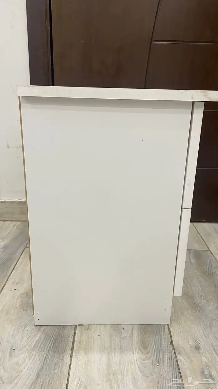 كومودينه بيضاء فيها درجين 3