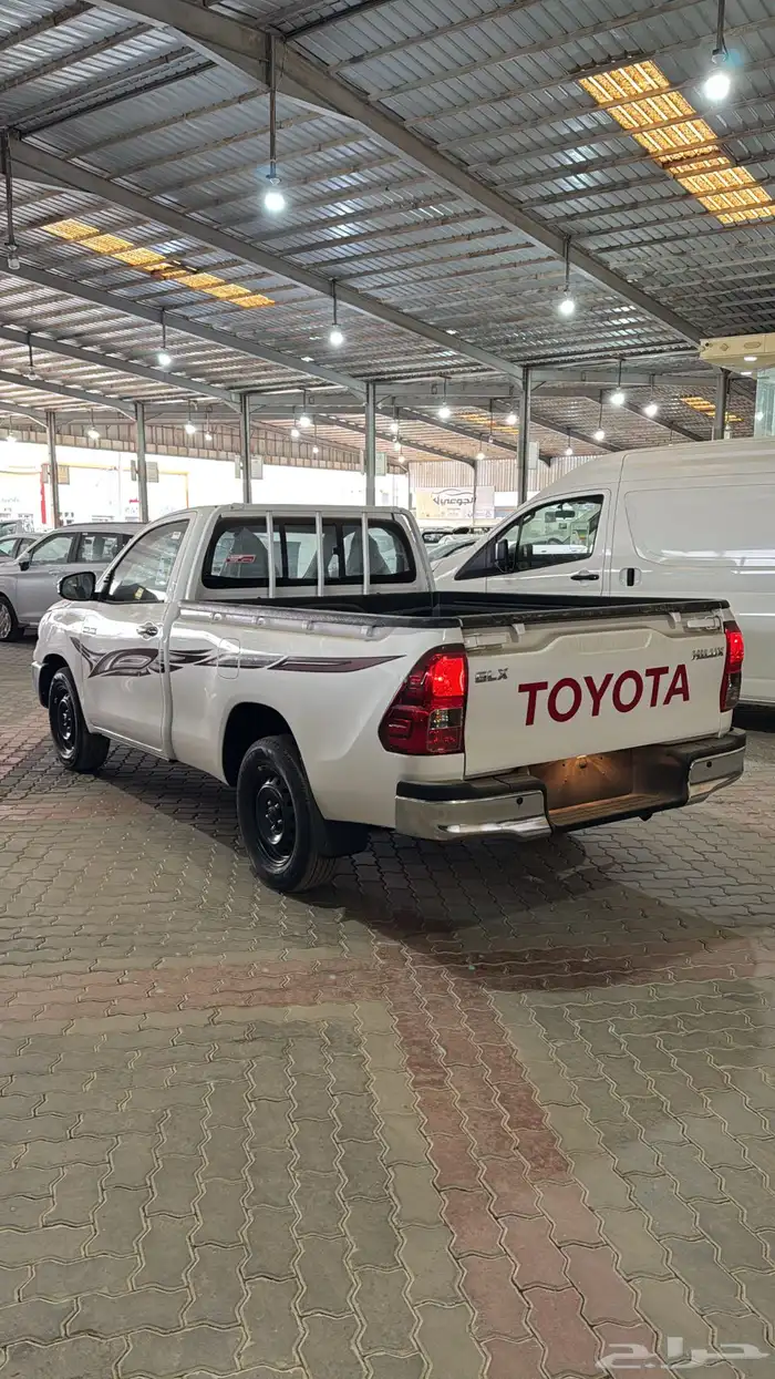 تويوتا هايلوكس فئة GLX غمارة بنزين 2025 3