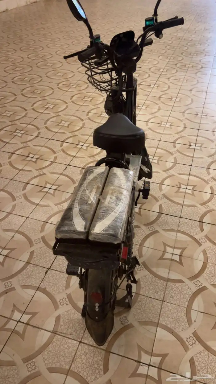 سكوتر نظيف اللي فيه الكفر اللي ورا مبطوق بس الحد في 1900 3