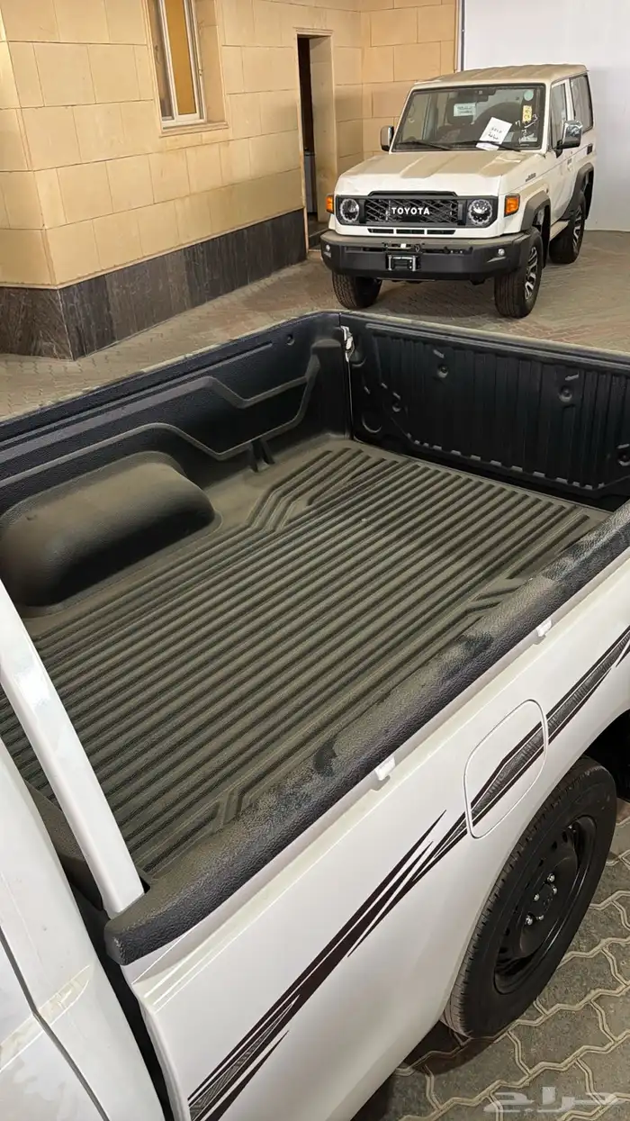 تويوتا هايلوكس فئة GLX غمارة بنزين 2025 10