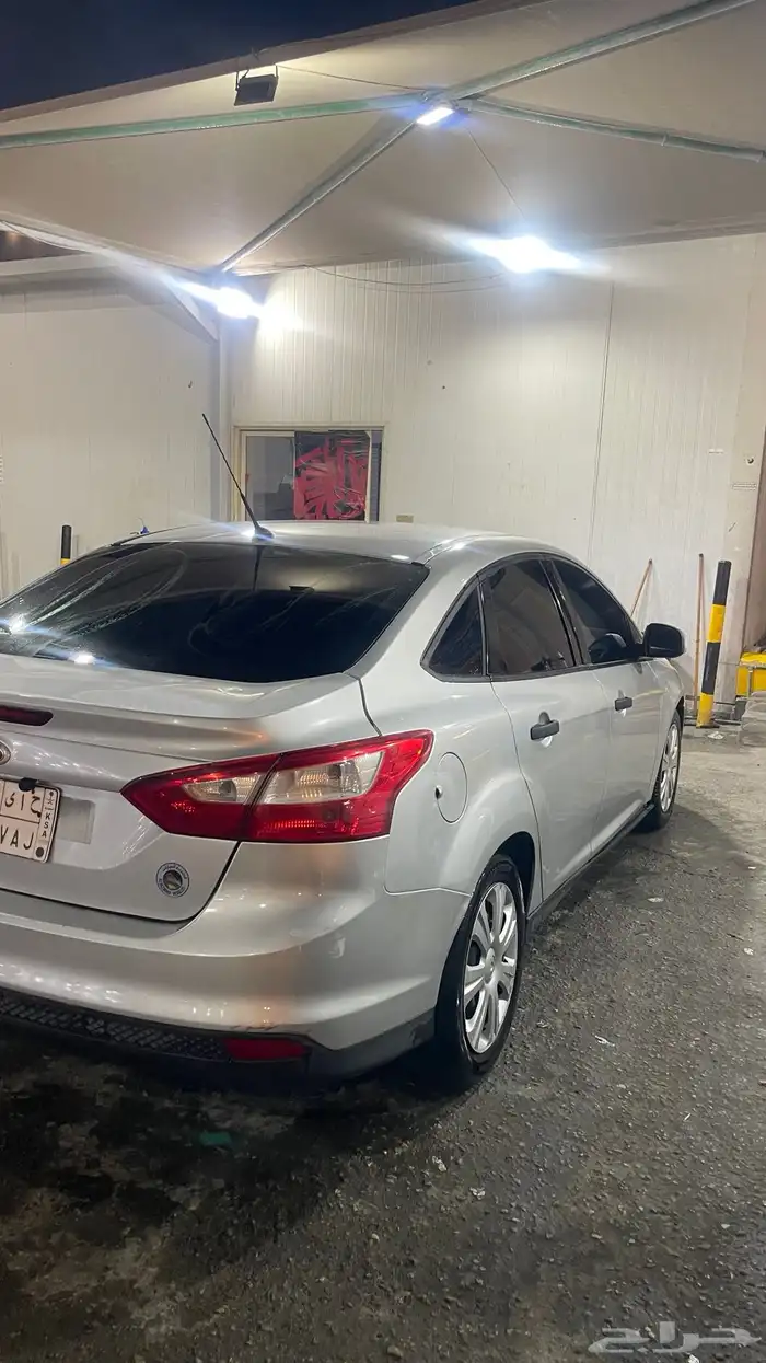 للبيع فورد فوكس 4 سلندر 1