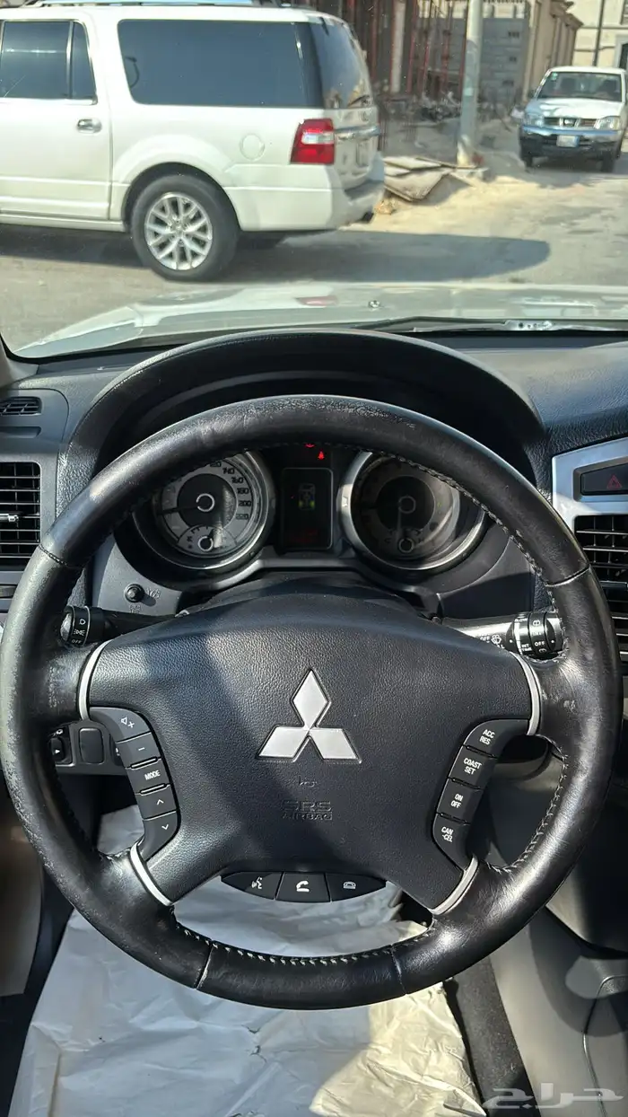 للبيع متسوبيشي باجيرو 17