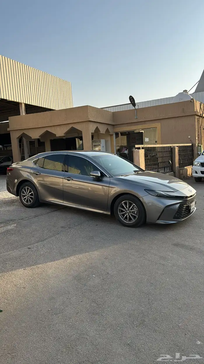 تويوتا كامري 2025 E بنزين سعودي عداد 20 الف اللون تيتانيوم 3