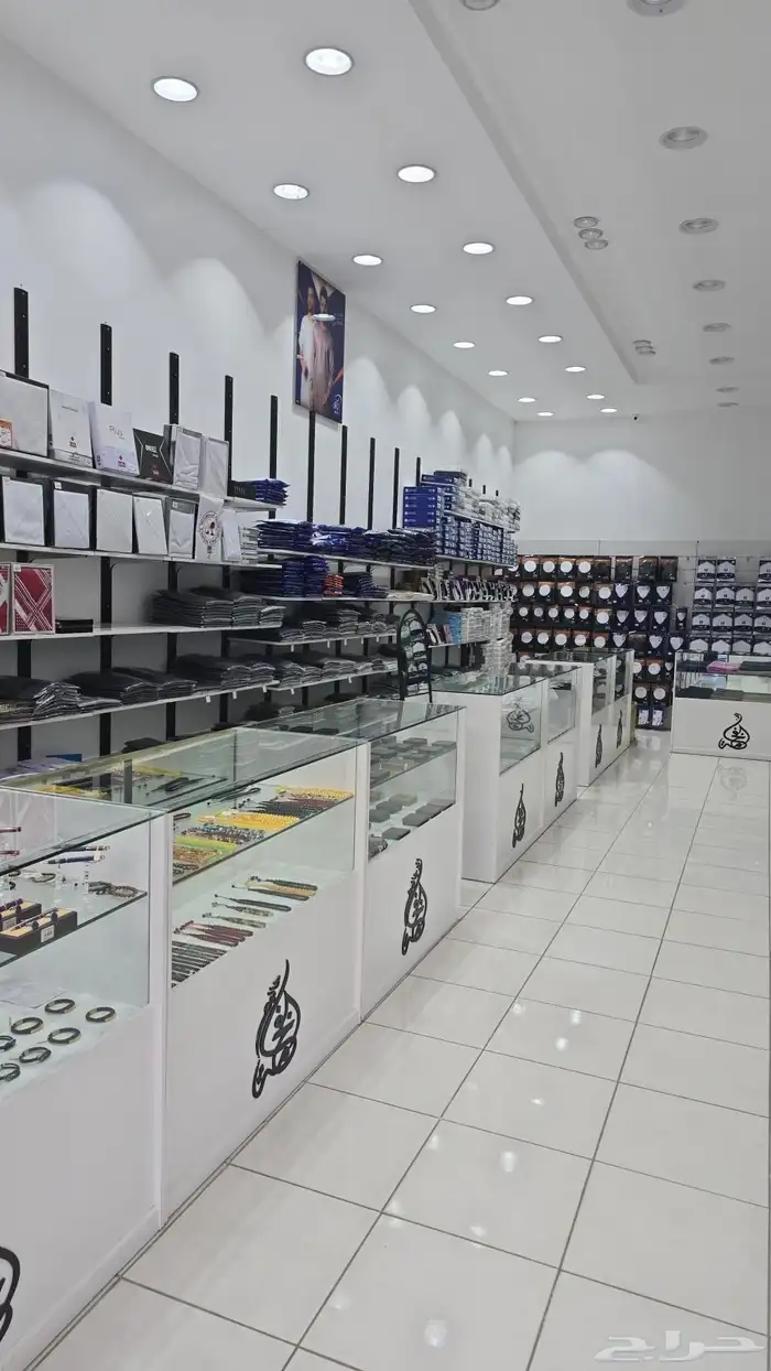 طاولات عرض للبيع العدد 15 طاولة شبه جديده 4