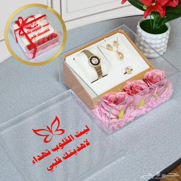 ساعة يد ذهبية اللون. طقم مجوهرات ذهبي يتكون من قلادة وأقراط 1