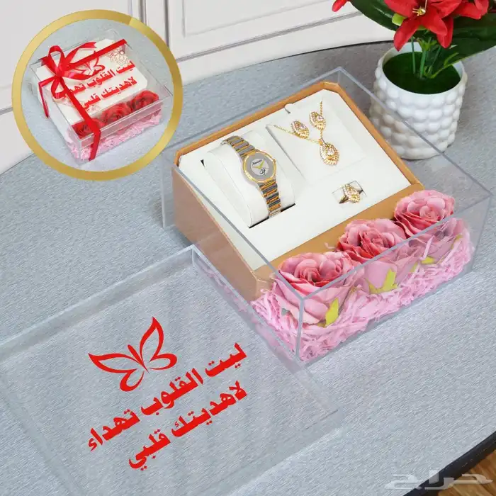 ساعة يد ذهبية اللون. طقم مجوهرات ذهبي يتكون من قلادة وأقراط 2