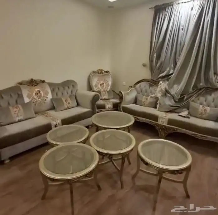 كنب ملكي نظيف جدا للبيع 0