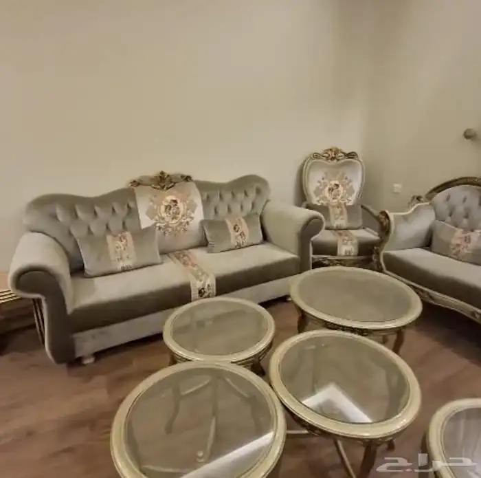 كنب ملكي نظيف جدا للبيع 3