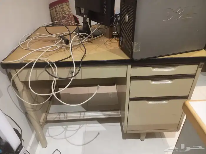 مكانب خشب وطني عدد 4 وواحد حديد عدد 1 2