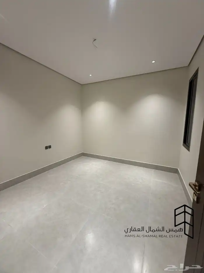 للبيع شقه ارضيه حي الاخضر 6 غرف 9