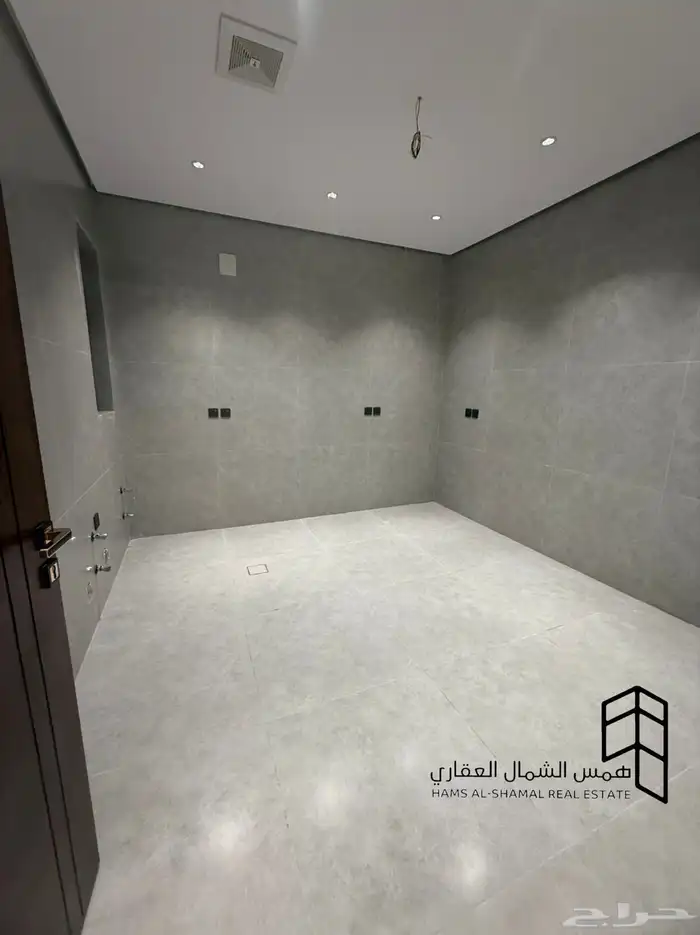 للبيع شقه ارضيه حي الاخضر 6 غرف 5