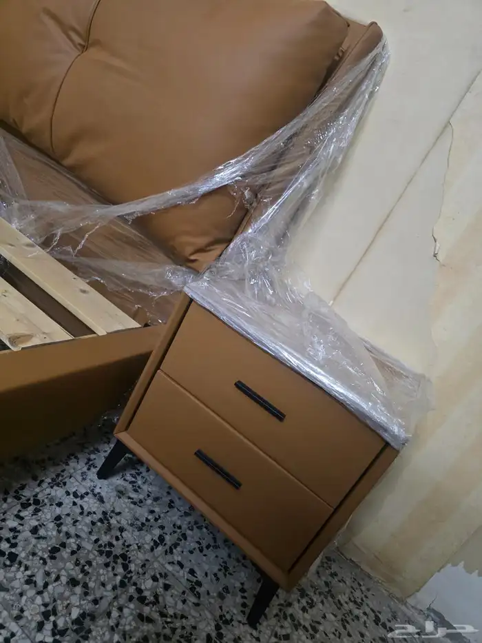 سرير ايكيا مع 2 كمدينو نظيف جدا 2