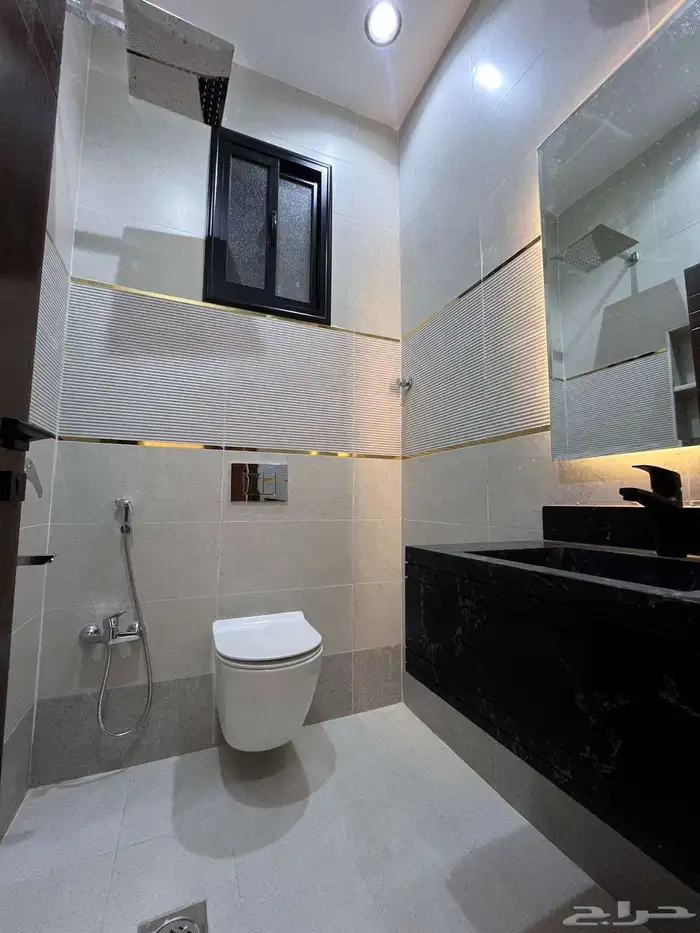 للبيع شقه ارضيه وروف علوي مع ملحق بخميس مشيط حي الموسي 15