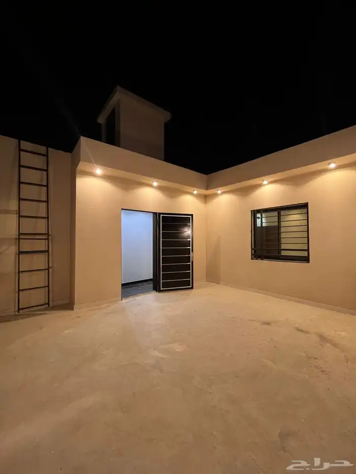 للبيع شقه ارضيه وروف علوي مع ملحق بخميس مشيط حي الموسي 17