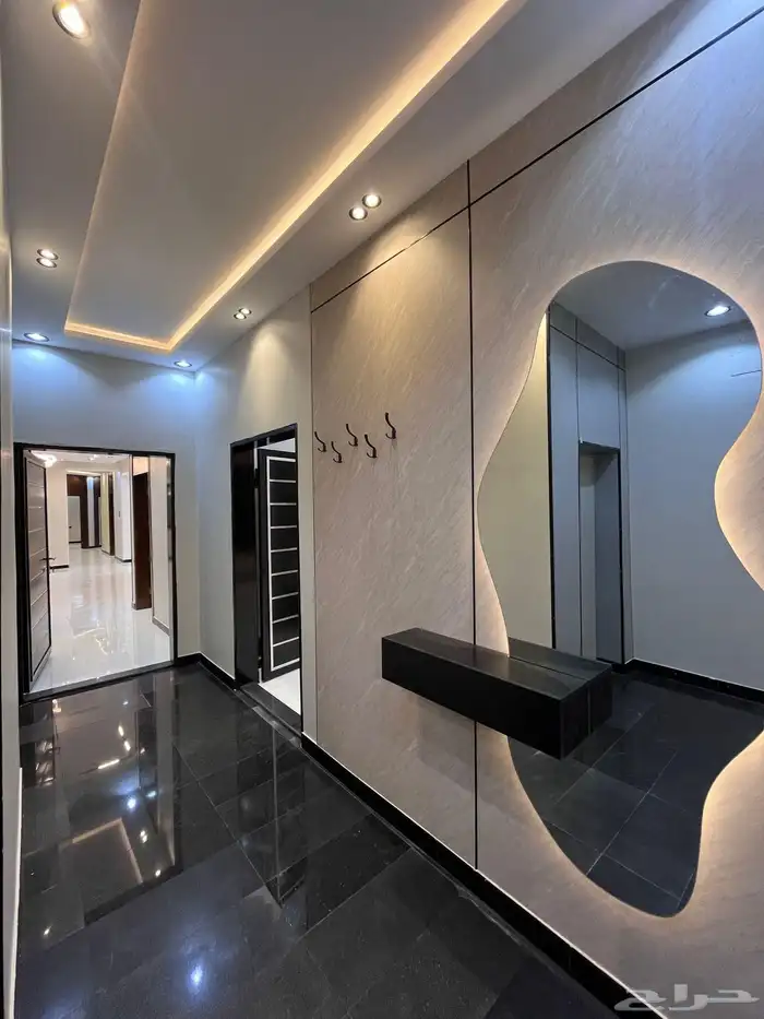 للبيع شقه ارضيه وروف علوي مع ملحق بخميس مشيط حي الموسي 0