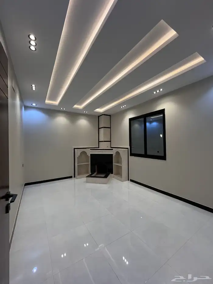 للبيع شقه ارضيه وروف علوي مع ملحق بخميس مشيط حي الموسي 18