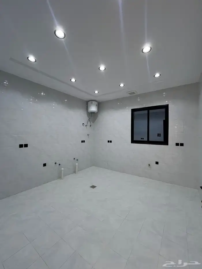 للبيع شقه ارضيه وروف علوي مع ملحق بخميس مشيط حي الموسي 10