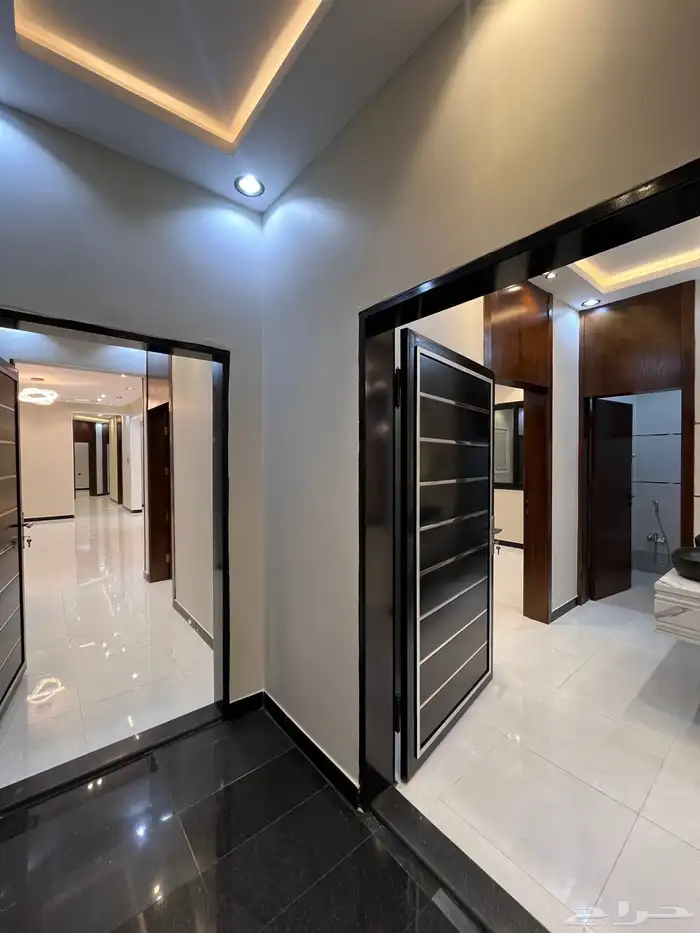 للبيع شقه ارضيه وروف علوي مع ملحق بخميس مشيط حي الموسي 8