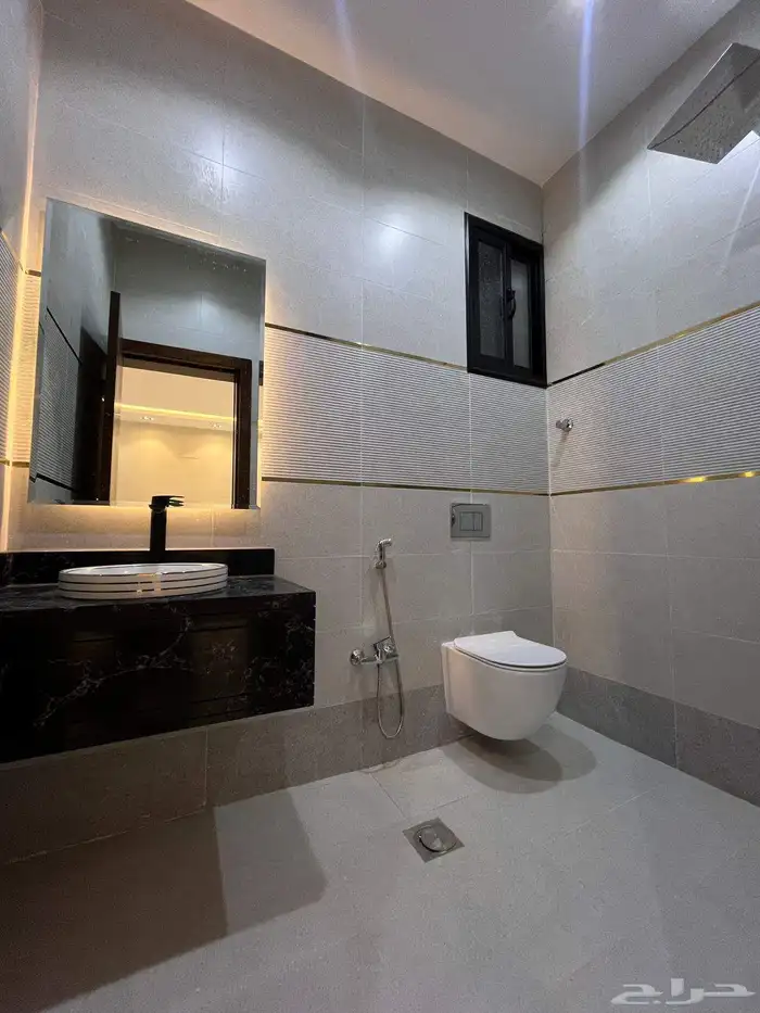 للبيع شقه ارضيه وروف علوي مع ملحق بخميس مشيط حي الموسي 13